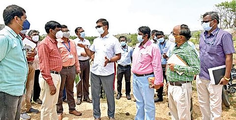 காட்பாடி அடுத்த மாதண்டகுப்பத்தில் ஏரிக்கரை உடைந்த இடத்தில் நேற்று ஆய்வு செய்த மாவட்ட ஆட்சியர் குமாரவேல் பாண்டியன்.