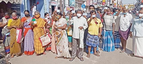 திருநெல்வேலி டவுனில் உள்ள ரேஷன் கடையில் 14 மளிகை பொருட்கள் அடங்கிய தொகுப்பு வழங்காததால் பொதுமக்கள் போராட்டத்தில் ஈடுபட்டனர். படம்: மு.லெட்சுமி அருண்