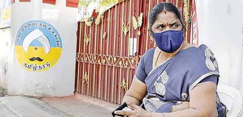 திருச்சியில் தனியார் நிதி நிறுவனம் முன்பு அமர்ந்து போராட்டத்தில் ஈடுபட்டுள்ள சிவகாசி ஜெயலட்சுமி.படம்: ஜி.ஞானவேல்முருகன்