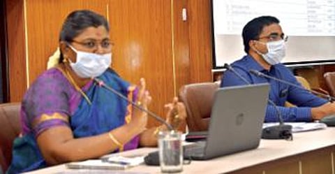 தூத்துக்குடியில் நடைபெற்ற முதல்வரின் விரிவான மருத்துவ காப்பீட்டு திட்டத்தில் அங்கீகரிக்கப்பட்ட மருத்துவமனைகளுக்கான ஆலோசனைக் கூட்டத்தில் சுகாதார பணிகள் இயக்க திட்ட இயக்குநர் எஸ்.உமா பேசினார். படம்: என்.ராஜேஷ்