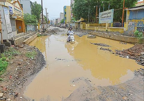 சேலத்தில் அவ்வப்போது மழை பெய்து வருவதால் குண்டும், குழியுமான சாலைகளில் மழைநீர் தேங்கி நிற்கிறது. இதனால் மக்கள் சிரமத்துக்கு ஆளாகியுள்ளனர். சேலம் 4 ரோடு-சத்திரம் சாலையில் தேங்கியுள்ள மழைநீரில் சிரமத்துடன் வாகனத்தை இயக்கி வரும் நபர். படம்: எஸ்.குரு பிரசாத்