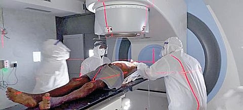 ஈரோடு கேன்சர் சென்டர் மருத்துவமனையில் கரோனா நோயாளிக்கு கதிர்வீச்சு சிகிச்சை அளிக்கப்படுகிறது.