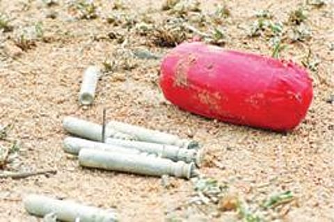 மோரணம் ஏரியில் இருந்த டெட்டனேட்டர்கள் மற்றும் நாட்டு வெடிகுண்டு.