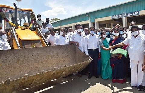 தூத்துக்குடி மீன்பிடி துறைமுகத்தில் கூடுதல் படகு அணையும் தளம் பணியை கனிமொழி எம்.பி. தொடங்கி வைத்தார். உடன், அமைச்சர்கள் அனிதா ராதாகிருஷ்ணன், கீதாஜீவன். படம்: என்.ராஜேஷ்.