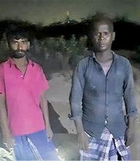 தூத்துக்குடி தெர்மல் நகர் கடற்கரையில் இருந்து இலங்கைக்கு படகு மூலம் கடத்த முயன்ற போது போலீஸாரால் பறிமுதல் செய்யப்பட்ட மஞ்சள் மூடைகள். (அடுத்த படம்) கடத்தலில் ஈடுபட்டதாக கைதானவர்கள்.