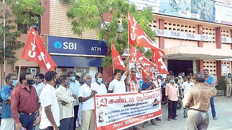 கரோனா ஊரடங்கால் நிறுத்தப்பட்ட அனைத்து ரயில்களையும் மீண்டும் இயக்க வலியுறுத்தி தூத்துக்குடியில் சிஐடியு சார்பில் நடைபெற்ற ஆர்ப்பாட்டம்.