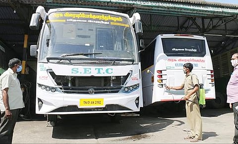 திருநெல்வேலி மாவட்டத்தில் அரசு பேருந்துகளை நாளை முதல் இயக்க ஏற்பாடு செய்யப்பட்டுள்ளது. பணிமனைகளில் பேருந்துகளில் கிருமி நாசினி தெளிக்கப்பட்டது. படம்: மு.லெட்சுமி அருண்