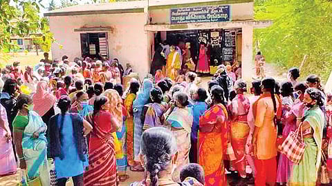 அறந்தாங்கி அருகே மேற்பனைக்காடு ரேஷன் கடையில் மளிகை பொருட்களை பெறுவதற்கு நேற்று திரண்ட பெண்கள்.