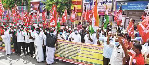 வேளாண் திருத்த சட்டங்களை திரும்பப் பெற வேண்டும் என்பன உள்ளிட்ட கோரிக்கைகளை வலியுறுத்தி, சேலம் பழைய பேருந்து நிலையம் அருகே உள்ள தலைமை தபால் நிலையம் முன்பு ஆர்ப்பாட்டத்தில் ஈடுபட்ட விவசாய தொழிலாளர்கள் சங்கத்தினர்.