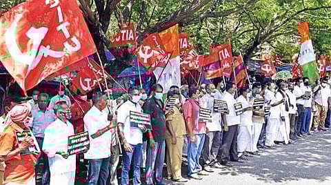 கடலூரில் அகில இந்திய விவசாயிகள் போராட்ட மாவட்ட ஒருங்கிணைப்புக் குழு சார்பில் ஆர்ப்பாட்டம் நடைபெற்றது.