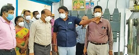 கடலூரில் உள்ள வேளாண்துறையின் உயிர் உர உற்பத்தி மையத்தை ஆட்சியர் கி.பாலசுப்ரமணியம் ஆய்வு செய்தார்.