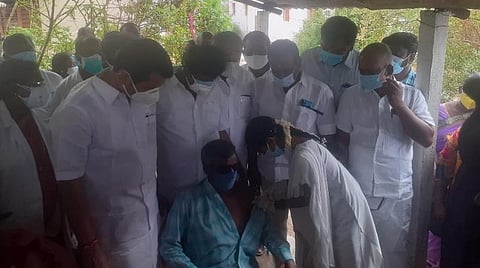 தடுப்பூசி செலுத்தும் பணியை தொடங்கிவைத்த அமைச்சர் செந்தில்பாலாஜி.