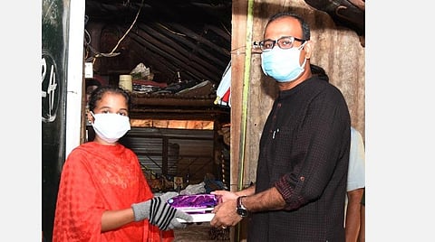 கோவை மதுக்கரையை அடுத்த சின்னாம்பதி பழங்குடியின கிராமத்தில் கரோனா காலத்தில் குழந்தைகளுக்கு கல்வி பயிற்றுவிக்கும் சந்தியாவுக்கு இன்று புத்தகத்தை பரிசளித்த மாவட்ட ஆட்சியர் ஜி.எஸ்.சமீரன்.