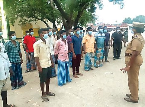 சேத்துப்பட்டு ஒழுங்குமுறை விற்பனைக் கூடத்தில் இளைஞர்கள் பங்கேற்ற போதை பொருள் ஒழிப்பு விழிப்புணர்வு கூட்டத்தில் பேசும் காவல் ஆய்வாளர் பிரபாவதி.