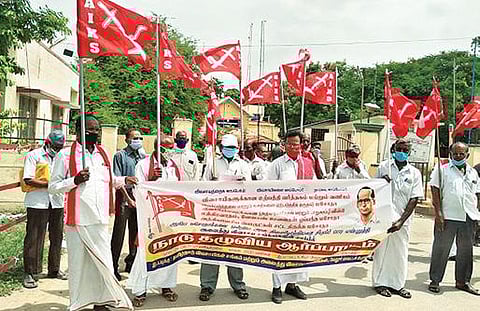 திருப்பத்தூரில் ஆர்ப்பாட்டத்தில் ஈடுபட்ட விவசாய சங்கத்தினர்.