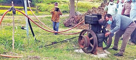 ஏலகிரி மலையில் நிலாவூர் கிராமத்தில் கிணற்றில் இருந்து தண்ணீரை இரைக்கும் இன்ஜினை மாவட்ட ஆட்சியர் அமர் குஷ்வாஹா இயக்கி சோதித்து பார்த்தார்.