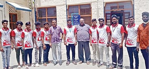 தூத்துக்குடி அரசு மருத்துவமனையில் கரோனா நோயாளிகளுக்கு 50 நாட்கள் சேவைபுரிந்து விடைபெற்றுச் செல்லும் இந்திய மாணவர் சங்க மாணவர்களை மருத்துவமனை உறைவிட மருத்துவ அலுவலர் சைலஸ் ஜெயமணி வாழ்த்தி வழியனுப்பி வைத்தார். படம்: என்.ராஜேஷ்