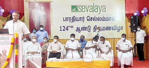 கடையத்தில் நடைபெற்ற பாரதியார்-செல்லம்மாள் 124-வது ஆண்டு திருமண நாள் விழாவில் சட்டப்பேரவைத் தலைவர் மு.அப்பாவு பேசினார். படம்: த.அசோக்குமார்