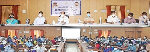 கடலூரில் மாவட்ட ஆட்சியர் கி.பாலசுப்ரமணியம் தலைமையில் கரோனா தடுப்பு நடவடிக்கைகள் குறித்து பல்வேறு துறை அலுவலர்களுடன் ஆய்வுக்கூட்டம் நடந்தது.