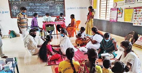 அஞ்செட்டி வட்டம் கடமகுட்டை மலைக்கிராமத்தில் உள்ள அரசு தொடக்கப்பள்ளியில் அண்மையில் நடந்த சிறப்பு மருத்துவ முகாமில் பங்கேற்ற மலைவாழ் மக்கள்.