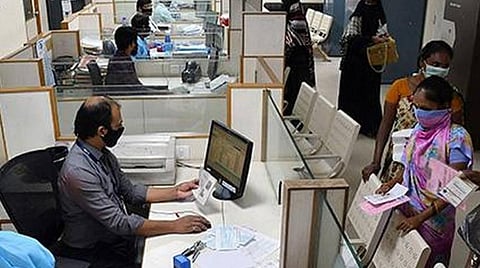 சென்னை உள்ளிட்ட 27 மாவட்டங்களில் 100% ஊழியர்களுடன் வங்கிகள் இன்று முதல் வழக்கம்போல செயல்படும்