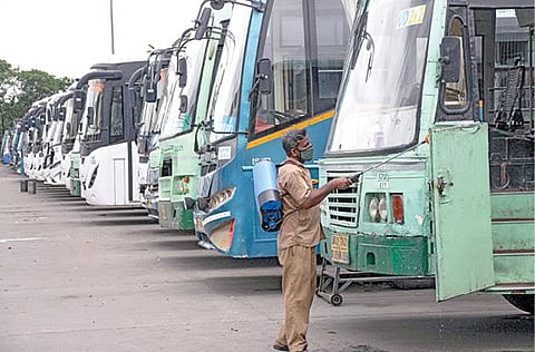 தமிழகத்தில் தொற்று குறைந்துள்ள 23 மாவட்டங்களில் இன்றுமுதல் பேருந்து போக்குவரத்துக்கு அனுமதி அளிக்கப்பட்டுள்ளது. இதையடுத்து பேருந்துகளில் கிருமிநாசினி தெளித்து தூய்மைப்படுத்தும் பணியில் ஊழியர்கள் ஈடுபட்டுள்ளனர். இடம்: கோயம்பேடு பேருந்து நிலையம்.படம்: பு.க.பிரவீன்