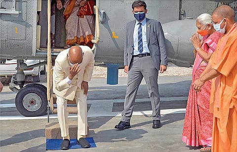 குடியரசுத் தலைவர் ராம்நாத் கோவிந்த் உத்தரபிரதேசத்தில் உள்ள தனது சொந்த ஊரான பரவுங் கிராமத்திற்கு நேற்று சென்றார். அப்போது அவர் தான் பிறந்த சொந்த மண்ணை தொட்டு வணங்கினார். படம்: பிடிஐ