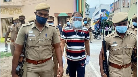 போலீஸாருடன் பேரறிவாளன்.