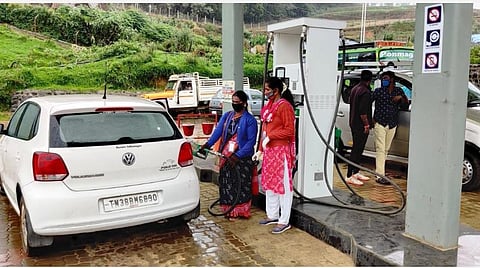 தமிழ்நாட்டிலேயே முதல் முறை: பழங்குடிப் பெண்கள் நடத்தும் பெட்ரோல் பங்க்