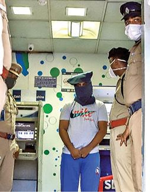 பெரியமேட்டில் உள்ள ஏடிஎம் மையத்தில், நூதன முறையில் திருடியது குறித்து நடித்துக் காட்டும் அமீர் அர்ஷ். படம்: பு.க.பிரவீன்