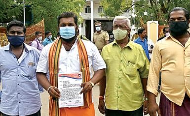 தூத்துக்குடி மாவட்ட ஆட்சியர் அலுவலகத்துக்கு மேளதாளம் முழங்க மனு அளிக்க வந்த நாட்டுப்புறக் கலைஞர்கள். (அடுத்த படம்) ஈஸ்வரன் எம்எல்ஏ மீது நடவடிக்கை எடுக்கக் கோரி மனு அளிக்க வந்த இந்து மக்கள் கட்சியினர். படங்கள்: என்.ராஜேஷ்