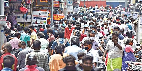 முழு ஊரடங்கில் தளர்வுகள் வழங்கப்பட்டதையடுத்து, சேலம் புதிய பேருந்து நிலையம் எதிரேயுள்ள வீரபாண்டியார் நகரில் செல்போன் கடைகள், எலக்ட்ரானிக்ஸ் கடைகள் உள்ளிட்டவைகள் திறக்கப்பட்டன. இதனால், அங்கு சமூக இடைவெளி இன்றி மக்களும், வியாபாரிகளும் திரண்டதால், போக்குவரத்து நெரிசல் ஏற்பட்டது. படம்:எஸ்.குரு பிரசாத்