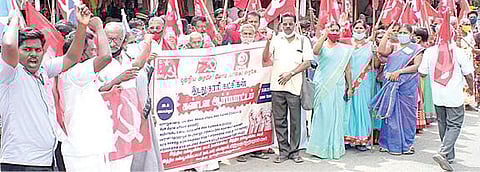 சமயநல்லூரில் நடந்த ஆர்ப்பாட்டத்தில் பங்கேற்ற மார்க்சிஸ்ட், இந்திய கம்யூனிஸ்ட், விடுதலைச் சிறுத்தைகள் கட்சியினர்.