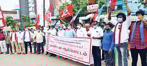 பெட்ரோல், டீசல் விலை உயர்வை கண்டித்து கடலூரில் இடதுசாரிகள், விடுதலைச் சிறுத்தைகள் ஆர்ப்பாட்டத்தில் ஈடுபட்டனர்.