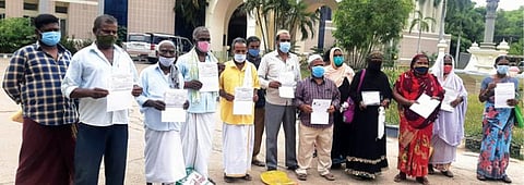 கூட்டுறவு சங்க மோசடி குறித்து விழுப்புரம் எஸ்பி அலுவலகத்துக்கு புகார் அளிக்க வந்த பொதுமக்கள்.