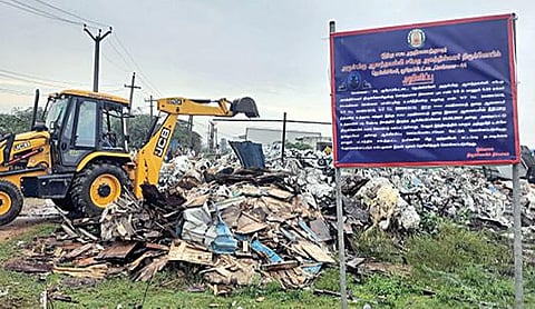 குரோம்பேட்டை நெமிலிச்சேரி பகுதியில் உள்ள ஆனந்தவல்லி சமேத அகத்தீஸ்வரர் கோயிலுக்கு சொந்தமான 2.14 ஏக்கர் நில ஆக்கிரமிப்புகளை நீதிமன்ற உத்தரவின்படி, போலீஸார் உதவியுடன் அறநிலையத் துறை அதிகாரிகள் நேற்று அகற்றி, நிலத்தை மீட்டனர். படம்: எம்.முத்துகணேஷ்