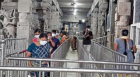 இரண்டு மாதங்களுக்குப் பிறகு திறக்கப்பட்ட திருப்போரூர் கந்தசுவாமி கோயிலில் பக்தர்கள் வரிசையில் சென்று சுவாமி தரிசனம் செய்தனர்.