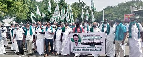 பல்லடம் அருகே விவசாயி மரணம் தொடர்பாக - வங்கிக் கிளையை முற்றுகையிட்ட விவசாயிகள் : மாவட்ட ஆட்சியருடன் பேச்சுவார்த்தை