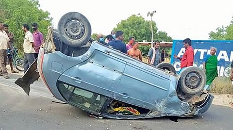 மதுபாட்டில்களை கடத்திய காவலர்கள் இருவர் மீது வழக்கு :