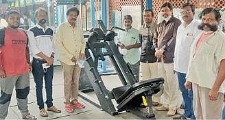 கமல்ஹாசன் வழங்கிய உடற்பயிற்சி உபகரணங் களுடன் மக்கள் நீதி மய்யம் கட்சி நிர்வாகிகள்.