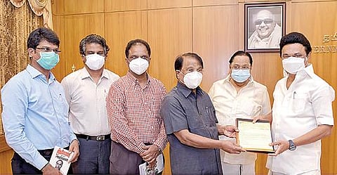 சென்னை தலைமைச் செயலகத்தில் முதல்வர் மு.க.ஸ்டாலினிடம் விஐடி வேந்தர் கோ.விசுவநாதன், 2-ம் தவணையாக கரோனா நிவாரண நிதிக்கு ரூ.25 லட்சத்துக்கான காசோலையை நேற்று வழங்கினார். உடன் நீர்வளத் துறை அமைச்சர் துரைமுருகன், விஐடி துணைத் தலைவர்கள் சங்கர் விசுவநாநன், சேகர் விசுவநாதன், ஜி.வி.செல்வம் ஆகியோர் உள்ளனர்.