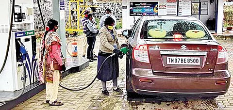 நீலகிரி மாவட்டம் உதகை அருகே பாலாடாவில் பழங்குடி இனப் பெண்களால் நடத்தப்படும் பெட்ரோல் பங்க். படம்: ஆர்.டி.சிவசங்கர்