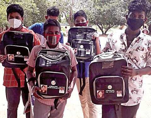 முன்னாள் முதல்வர்கள் ஜெயலலிதா, பழனிசாமி உருவப் படங்கள் பொறித்த புத்தகப் பைகளுடன் விருத்தாசலம் அரசு ஆண்கள் மேல்நிலைப் பள்ளி மாணவர்கள்.