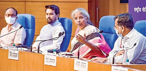 டெல்லியில் நேற்று நடைபெற்ற செய்தியாளர் கூட்டத்தில் பல்வேறு துறைகளுக்கான கடன் வசதி திட்டங்களை அறிவிக்கிறார் மத்திய நிதி அமைச்சர் நிர்மலா சீதாராமன். உடன் நிதித்துறை இணை அமைச்சர் அனுராக் தாக்குர்.