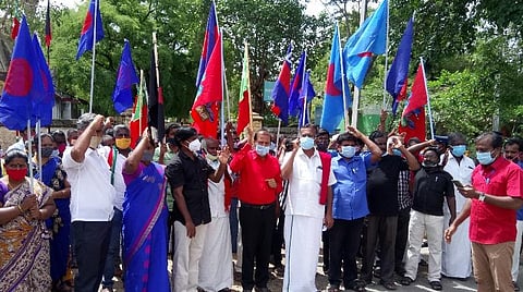 வட்டாட்சியர் அலுவலகம் முன்பு ஆர்ப்பாட்டத்தில் ஈடுபட்ட பல்வேறு அமைப்பினர்.