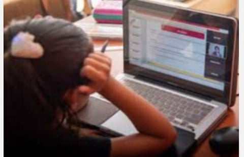 ஆன்லைன் வகுப்பில் கட்டண பாக்கியைச் செலுத்த பெற்றோரை வற்புறுத்தக் கூடாது என உத்தரவிடக் கோரி வழக்கு: அரசுக்கு உயர் நீதிமன்றம் நோட்டீஸ்