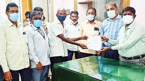 திருவண்ணாமலையில் நடைபெற்ற ஜமாபந்தி நிறைவு விழாவில் பயனாளி ஒருவருக்கு முதியோர் உதவித் தொகைக்கான ஆணையை வழங்கிய கோட்டாட்சியர் வெற்றிவேல்.