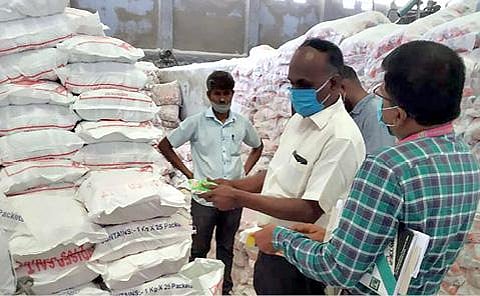 தூத்துக்குடி மாவட்டம் பழையகாயல் பகுதியில் உள்ள உப்பு தயாரிப்பு ஆலையில் ஆய்வு மேற்கொள்ளும் உணவு பாதுகாப்பு அலுவலர்கள் .