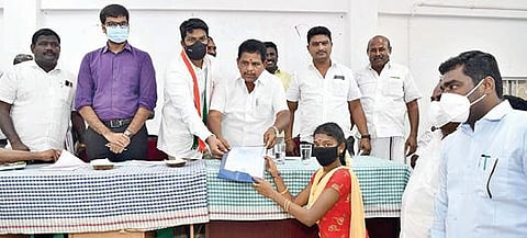 வைகுண்டம் அரசு மருத்துவமனையில் தற்காலிக அலுவலக உதவியாளராக நியமிக்கப்பட்டுள்ள பெண்ணுக்கு பணி நியமன கடிதத்தை அமைச்சர் அனிதா ஆர்.ராதாகிருஷ்ணன் வழங்கினார்.