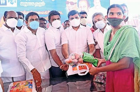 மண்ணச்சநல்லூர் தொகுதி மக்களுக்கு நேற்று நலத்திட்ட உதவிகளை வழங்கிய தொகுதி எம்எல்ஏ எஸ்.கதிரவன். உடன், தொழிலதிபர் கே.என்.அருண் நேரு உள்ளிட்டோர்.